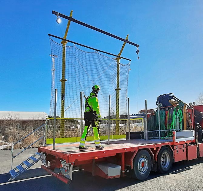 Trailersafe working platform with fall protection for loading and unloading goods