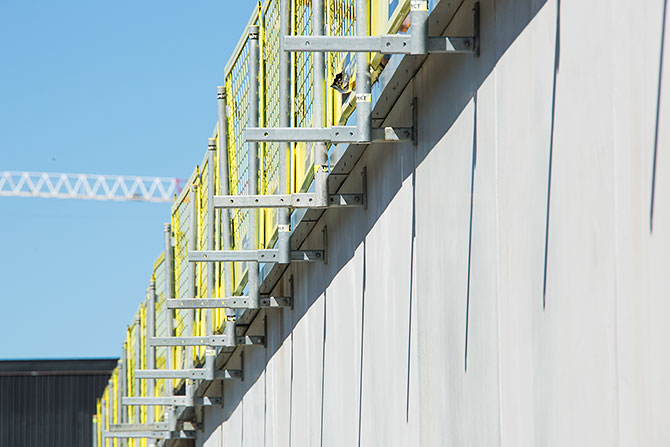 Temporary edge protection on facade